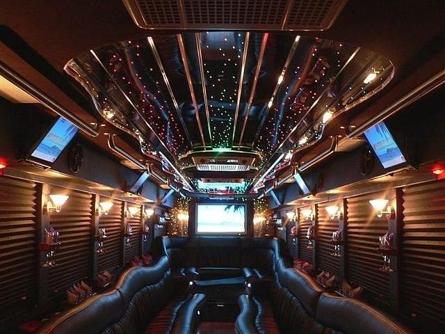 57921imgi_58_403f8cd518e4d318de4ef78addff2657-miami-party-party-bus.jpg
