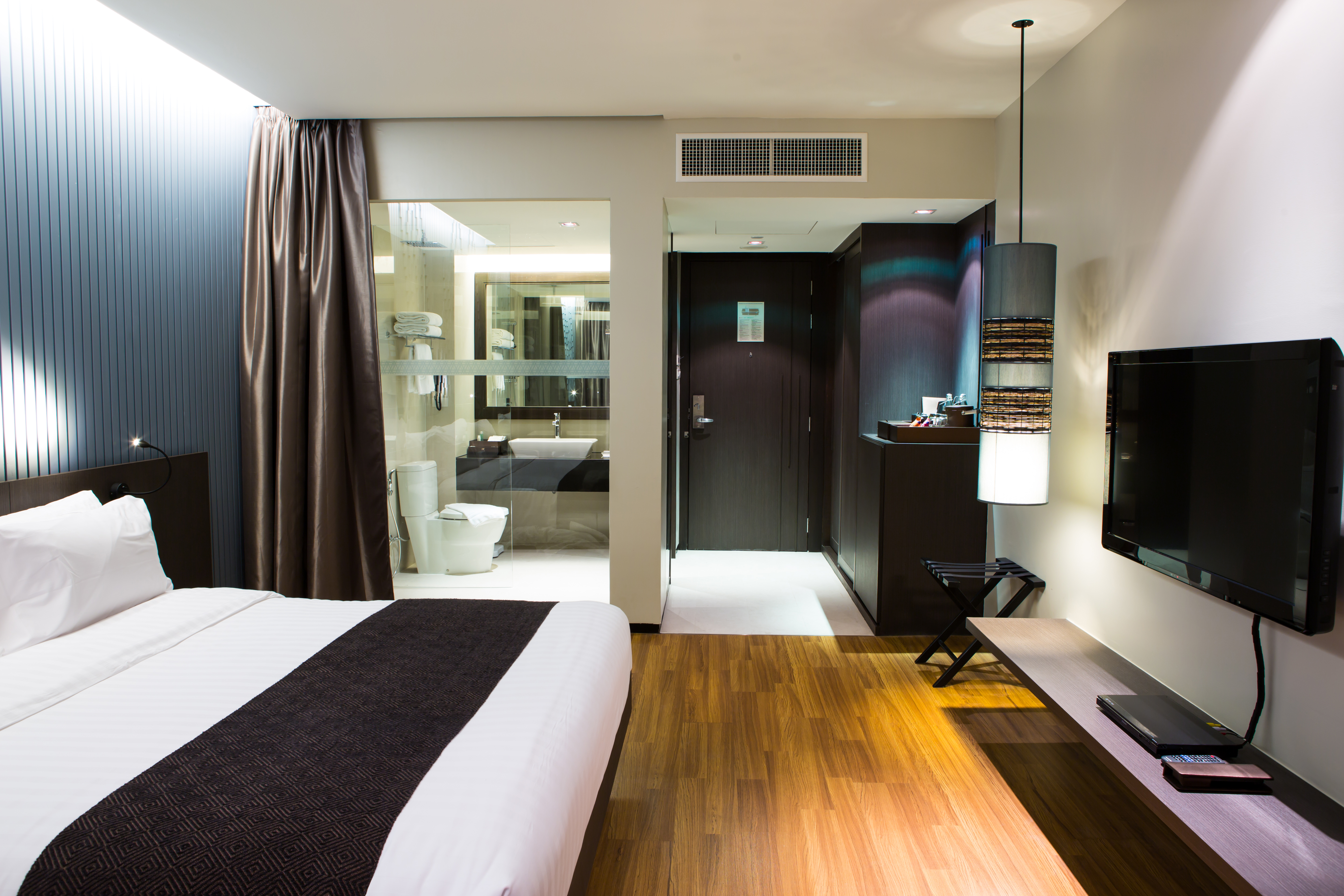 91410interior-modern-comfortable-hotel-room.jpg