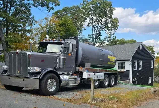 96326septic-pumping6-640w+(1)-1920w.webp